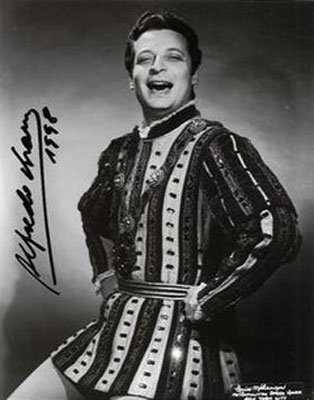 Alfredo Kraus en el papel del “Duque” en el “Rigoletto” de Verdi,

                                en su debut en el Metropolitan Opera de Nueva York. Fuente: Wikipedia.