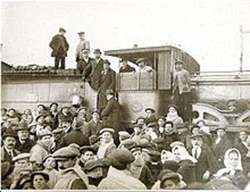 Llegada del tren inaugural de la línea Cinco Casas – Tomelloso.

                                                                                                             Fuente: Wikipedia