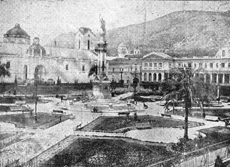 Vista de la Plaza Mayor de Quito con la Iglesia Catedral.  

                                                                              Fuente: cervantesvirtual.com