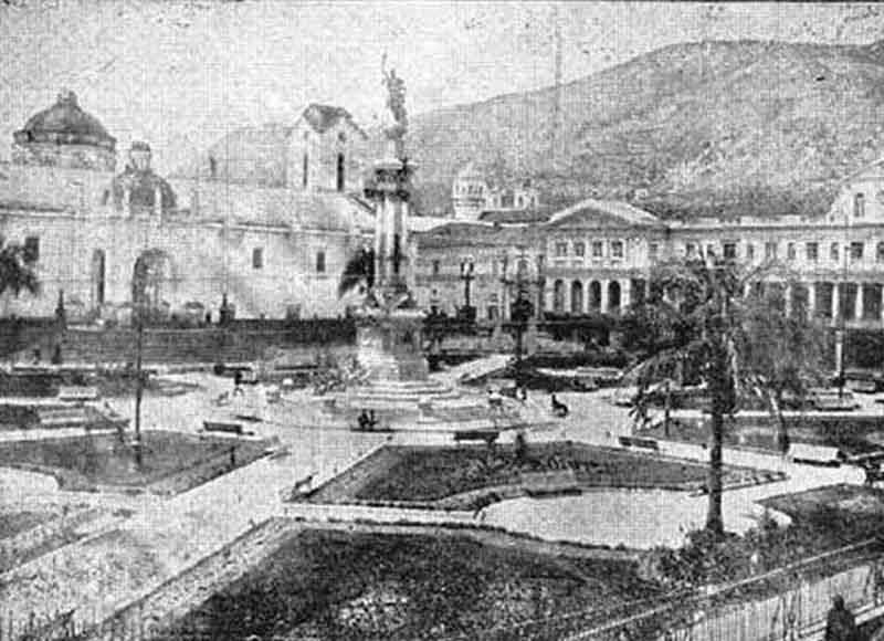 Vista de la Plaza Mayor de Quito con la Iglesia Catedral.  
					Fuente: cervantesvirtual.com